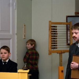 Kansakouluntarkastaja saapui yllättäen