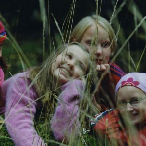 tytöt kerää tyynyn alle