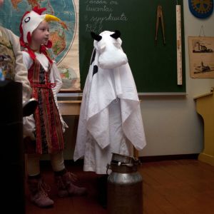 Näyttämölle tulivat kanat kaivot ja lehmät ja muut...