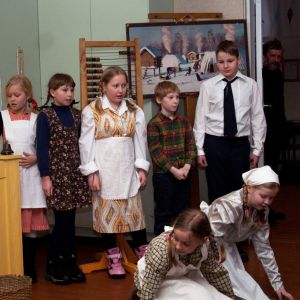 Ja kumarrusten aikana tarkastaja hyväksyi uuden koulun piirustukset